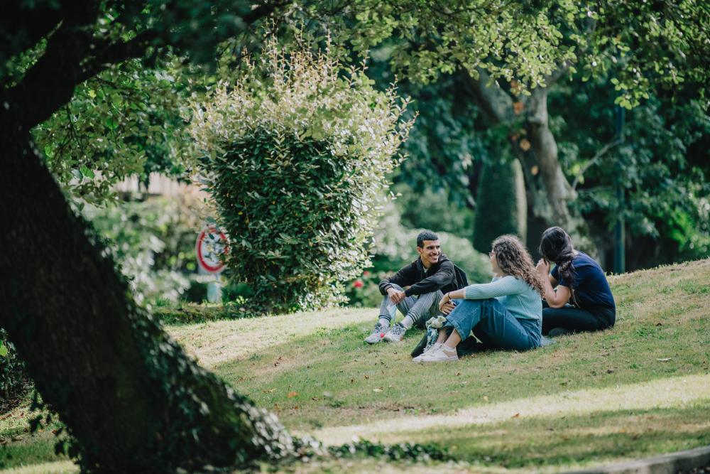 Students on Nantes Université campus